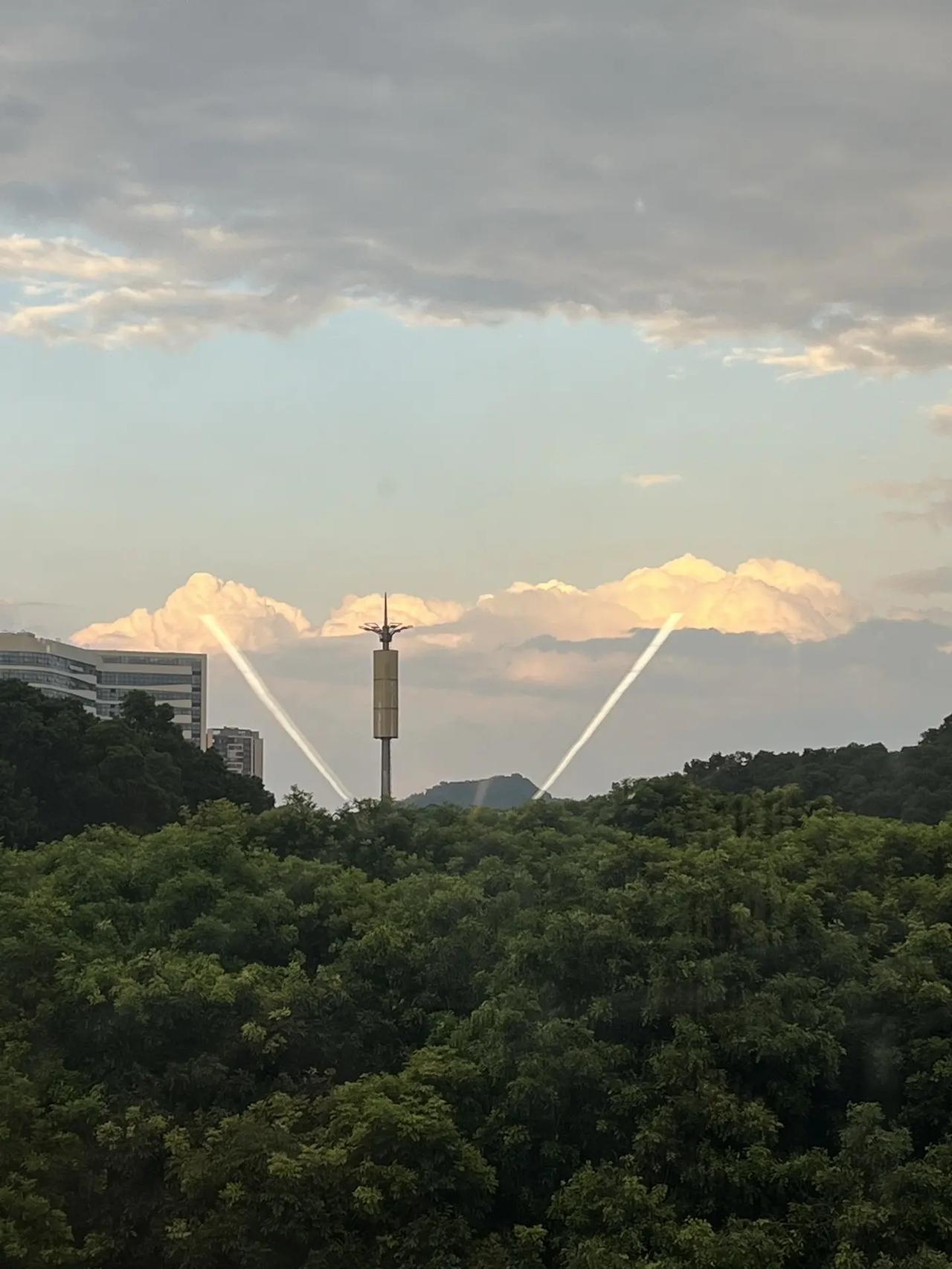 想看你手机里9.10深圳的晚霞🌇 今天在光明图书馆办公傍晚路过窗户边，看到了很