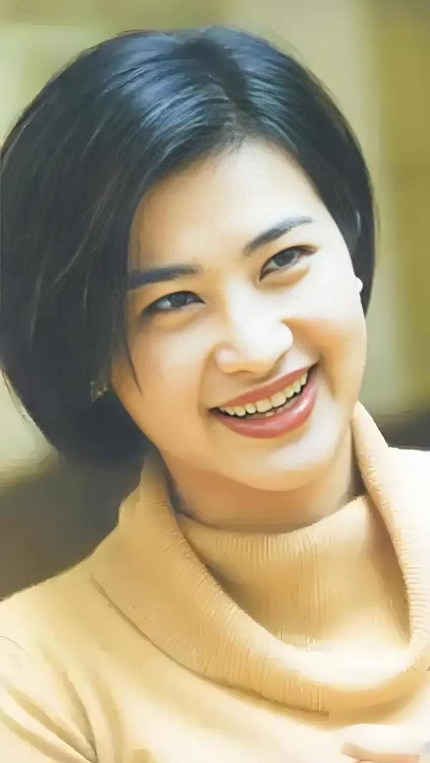 吴小莉，原籍浙江绍兴，生于台湾台北，凤凰卫视资讯台副台长、首席新闻主播 。毕业于