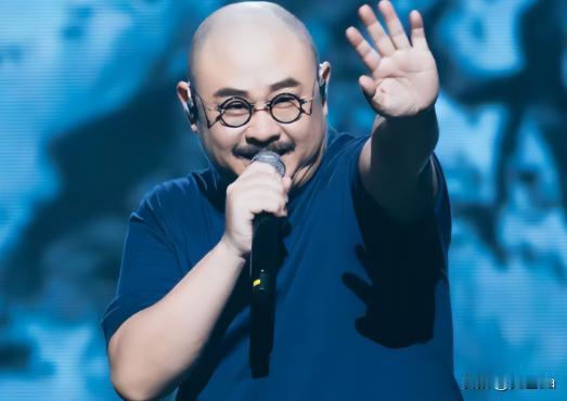 刀郎也没想到！一众女星造型 “衣不遮体” 遭官媒点名批评，这场关于舞台着装的舆论
