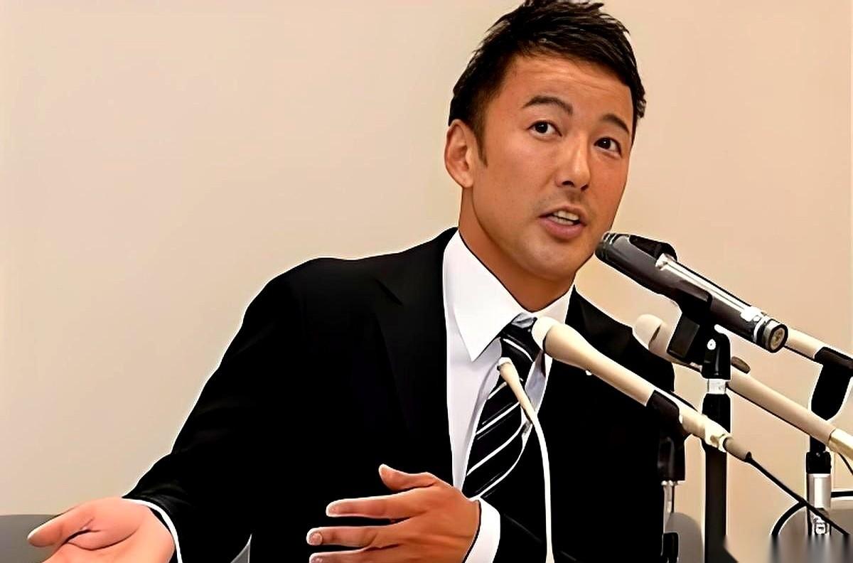 日本国会，一个叫山本太郎的在野党议员，干了件捅破天的事。
他没说话，直接甩开一张