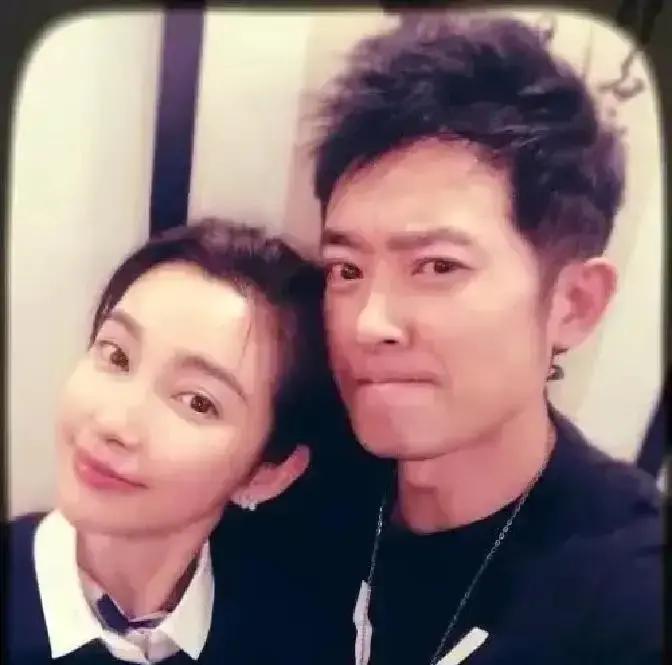 1995年，李冰冰让一个男人贴身带着她26万现金南下广州。
 
那不是她男友，是