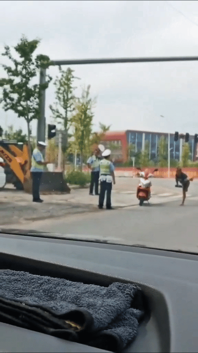 交警这下摊上事了，惹了仙家？一路口，男子遇到交警查车，就立马练了起来：第一式金鸡