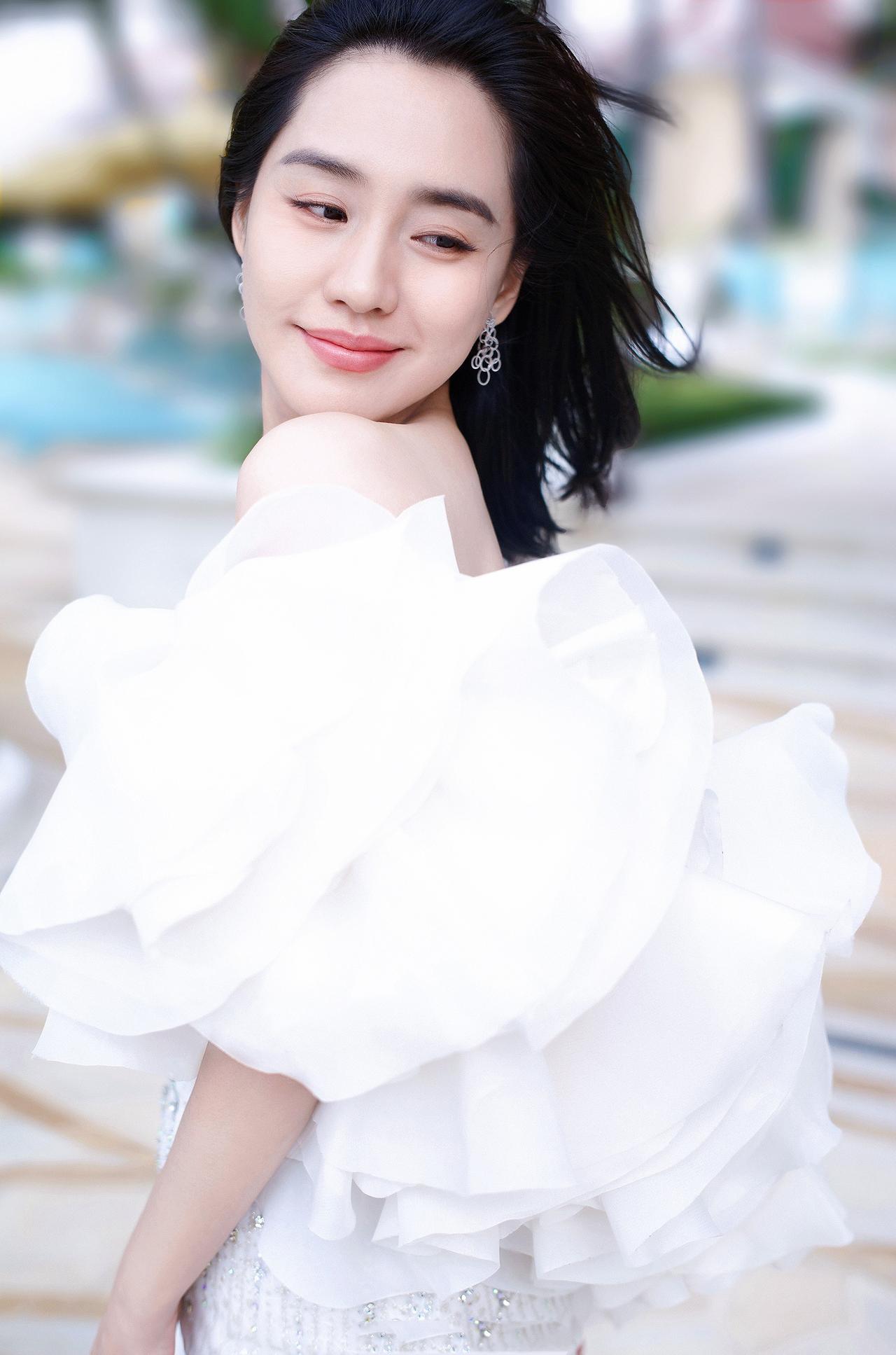 王智，白色柔美优雅迷人