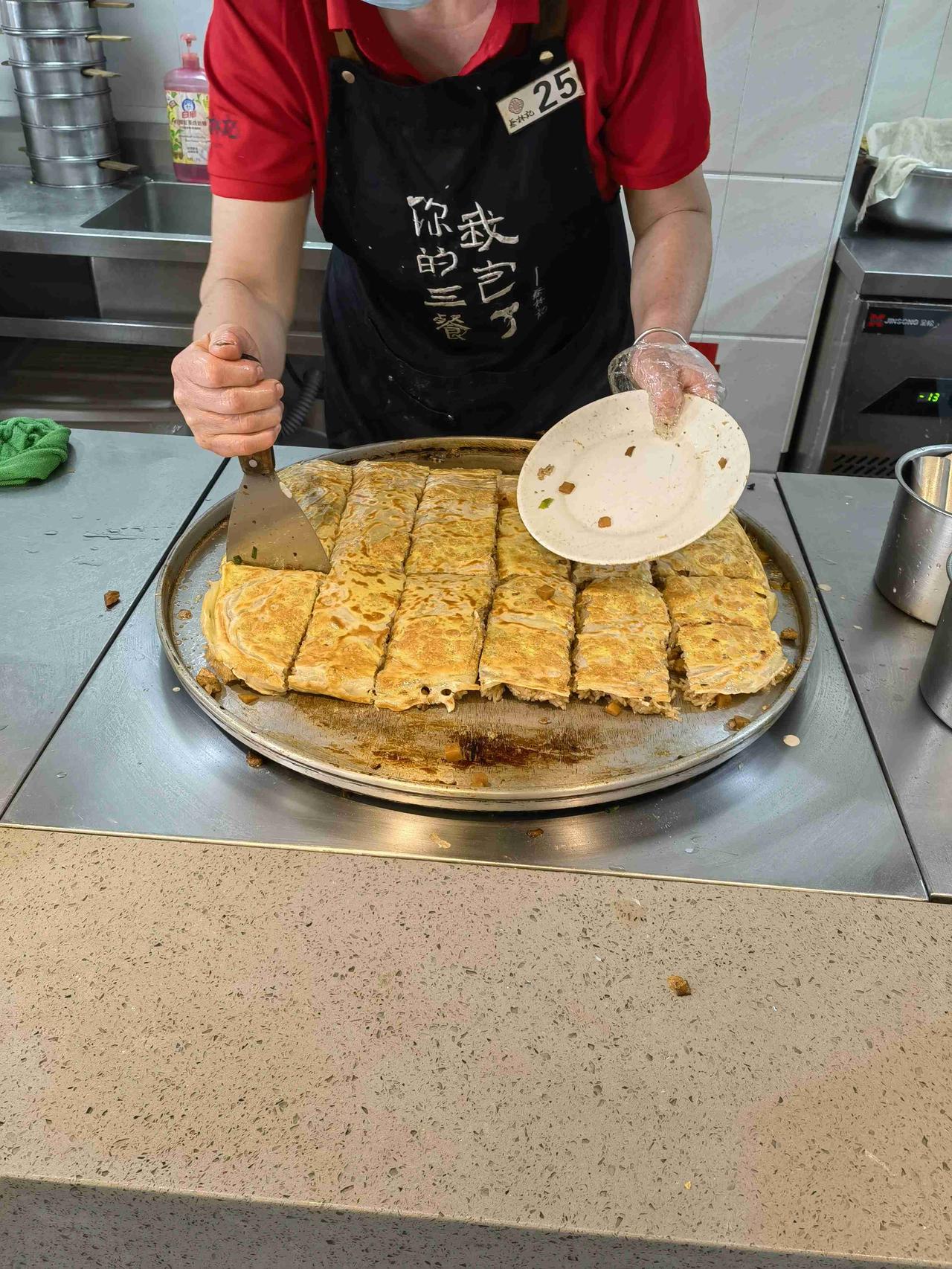 早上跑到蔡林记吃早餐，点了个三鲜豆皮，抱着试一试的态度尝了一口，发现还不错，有点