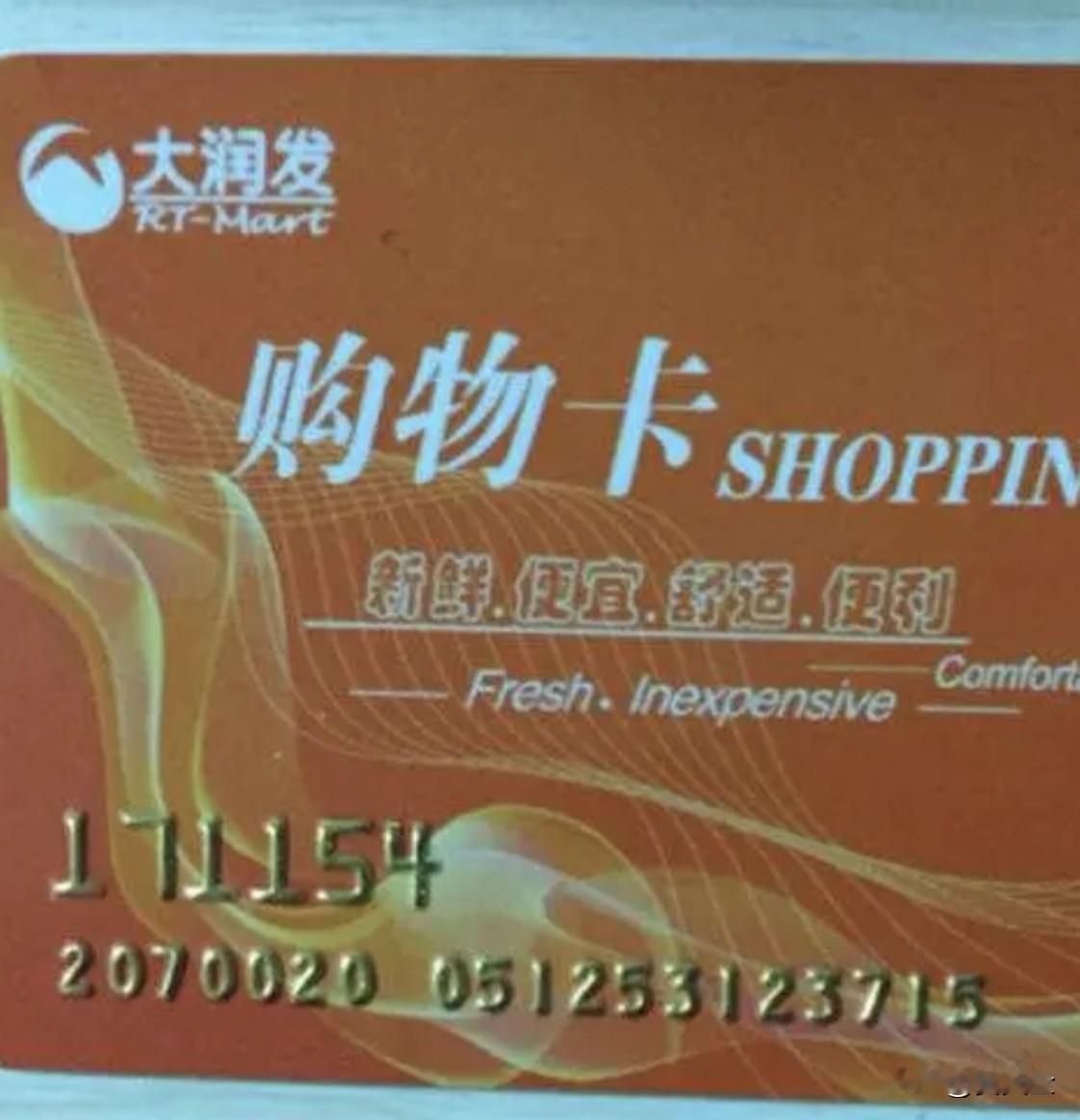 从前人情往来，登门拜访亲友，不少人习惯用档案袋装好两条香烟作为伴手礼，体面厚重，