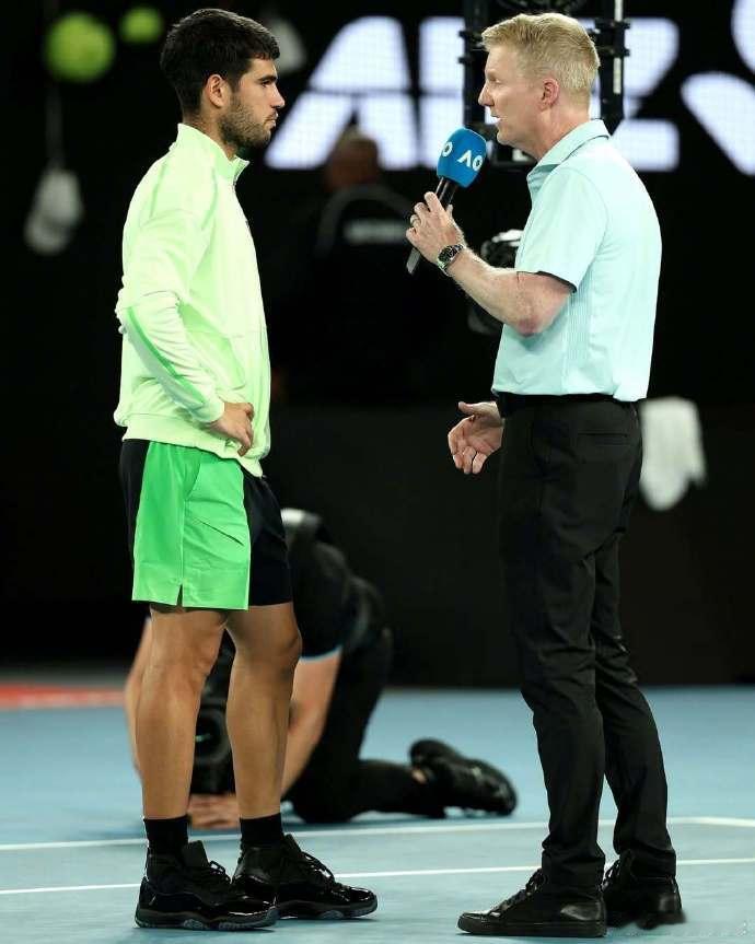 库里穿网球鞋打篮球，阿尔卡雷兹就穿篮球鞋打网球，行！库里