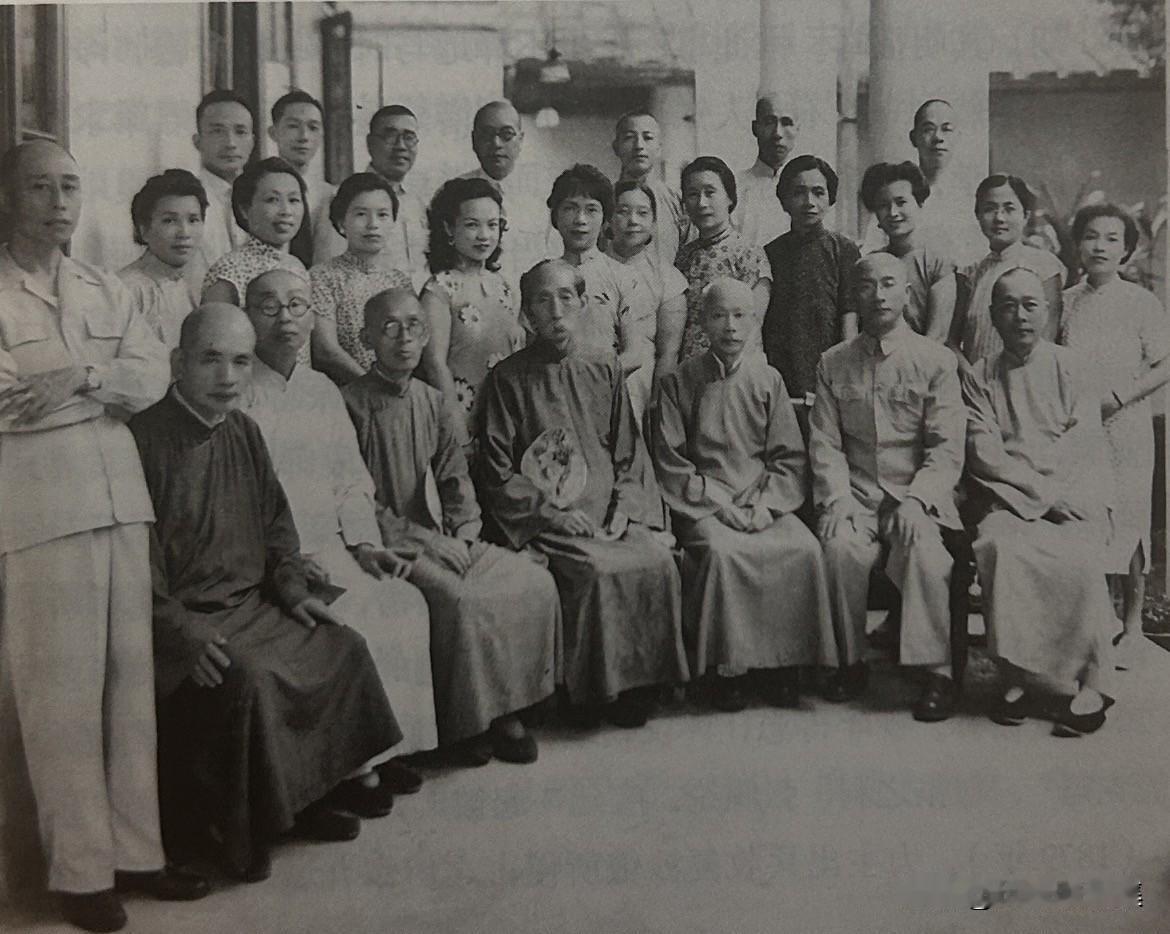 上世纪，何振岱与弟子合影，后排右一为吴石。吴石在何振岱身边不仅聆听他的艺术主张，
