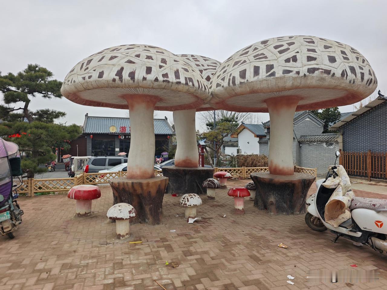 河南泌阳投资数千万元的一个文旅项目和园，由于资金问题暂时闭园了。
      看