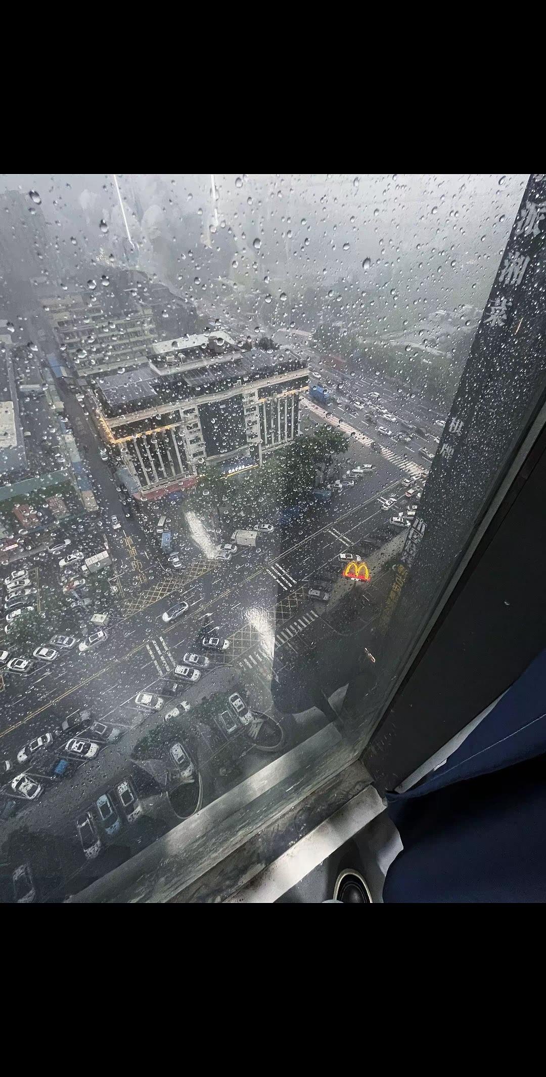 来是偶然 去是必然 尽其所然 顺其自然.暴雨天 乌云压城