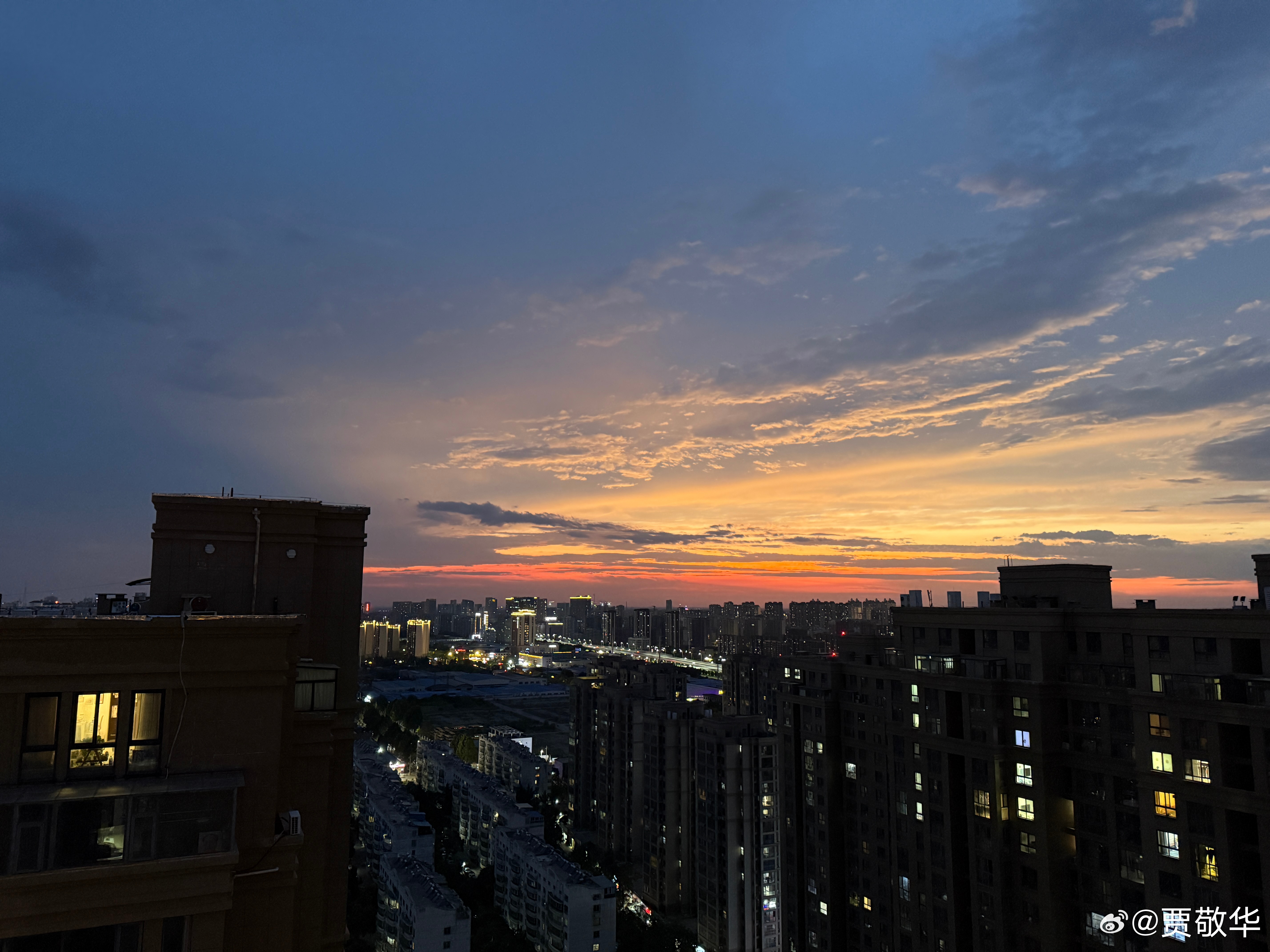 #每天早起打卡# 早上好呀，老铁们。昨天用苹果手机拍出来的夕阳，漂亮吗？ ​​​