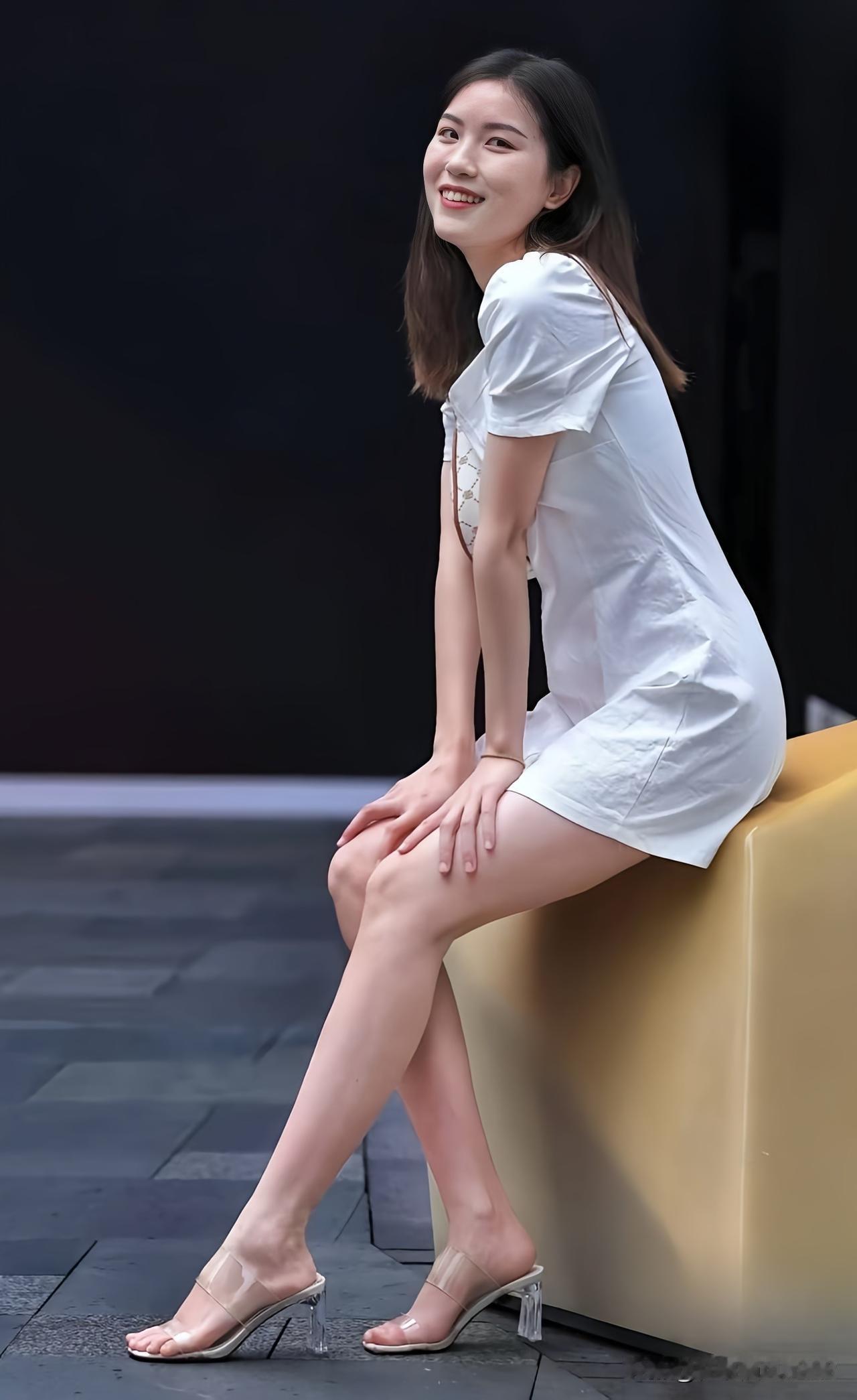 哪位是你心目中的高级美?普通人也能驾驭的夏日极简穿搭，清爽又显气质