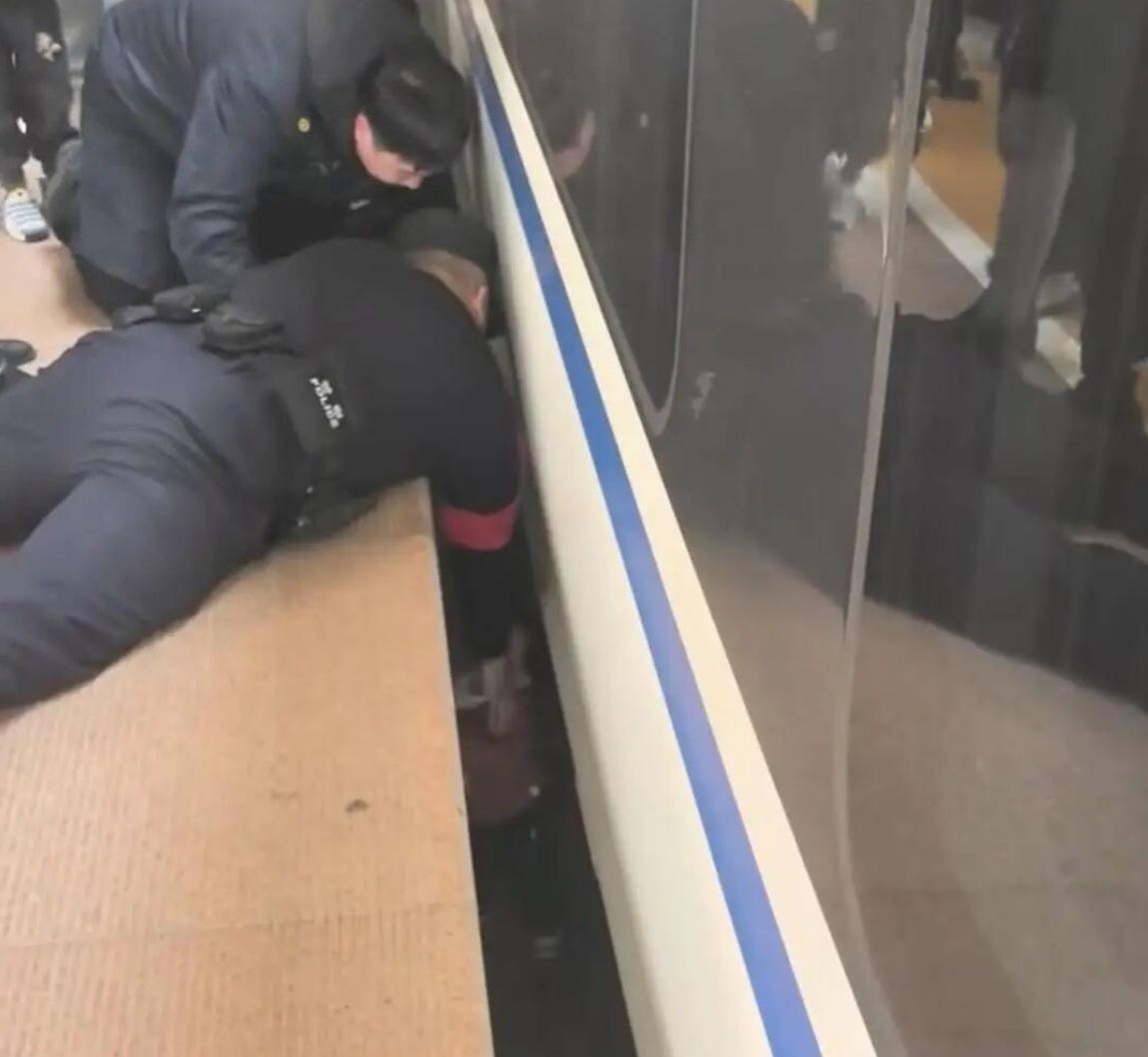 🚨 惊魂瞬间！南京南站幼儿坠入站台缝隙，幸被火速救出

3月14日上午10时许