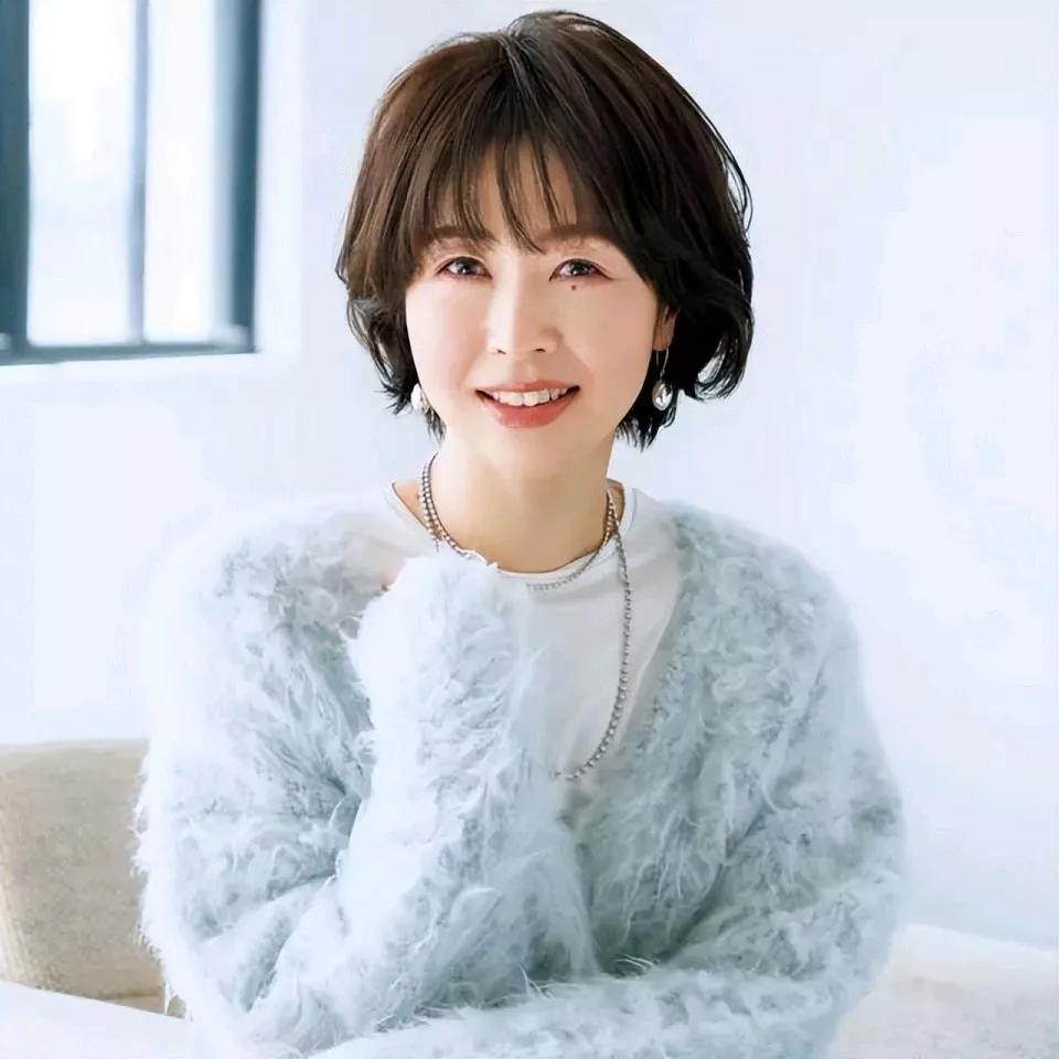 优雅短发女孩，温柔微笑，轻奢风穿搭精致女神范穿搭 温柔女神范穿搭 简约短发女神 