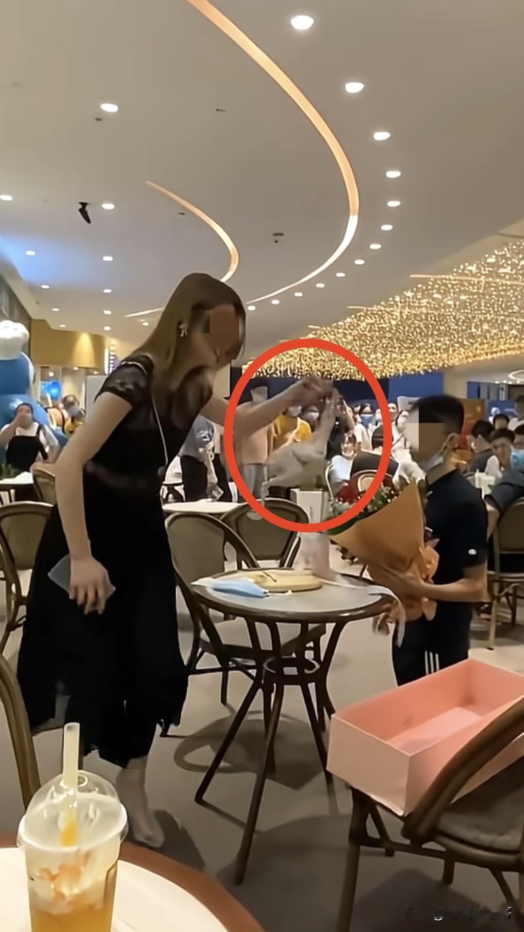 我要是这个女的，我也不会答应做他女朋友。求爱的时候居然用拔毛的鸭子和一捧西蓝花做