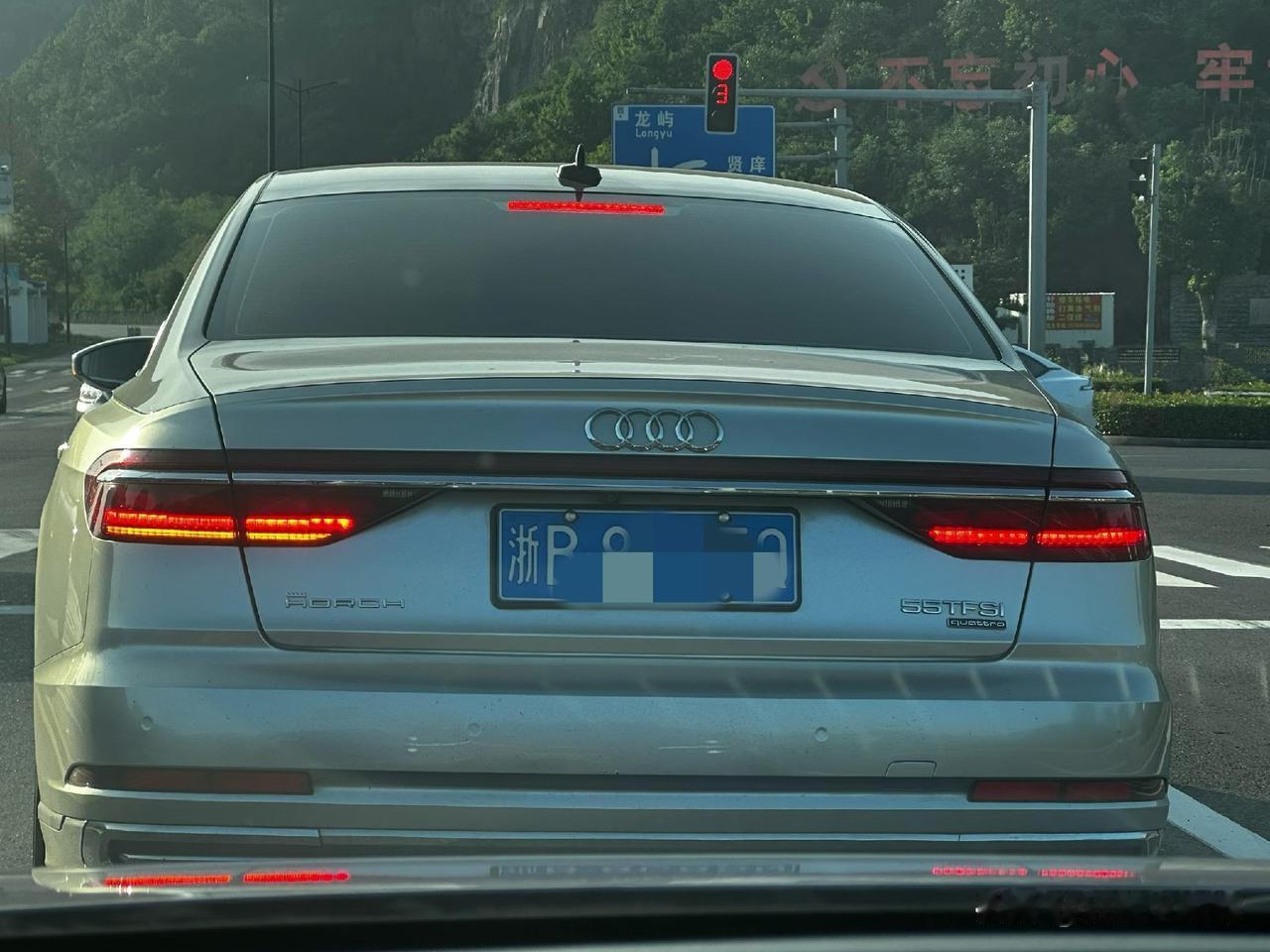 宁波还是有钱人多！满大街都是豪车，居然连霍希奥迪都有！
要是我18岁开上了这个车