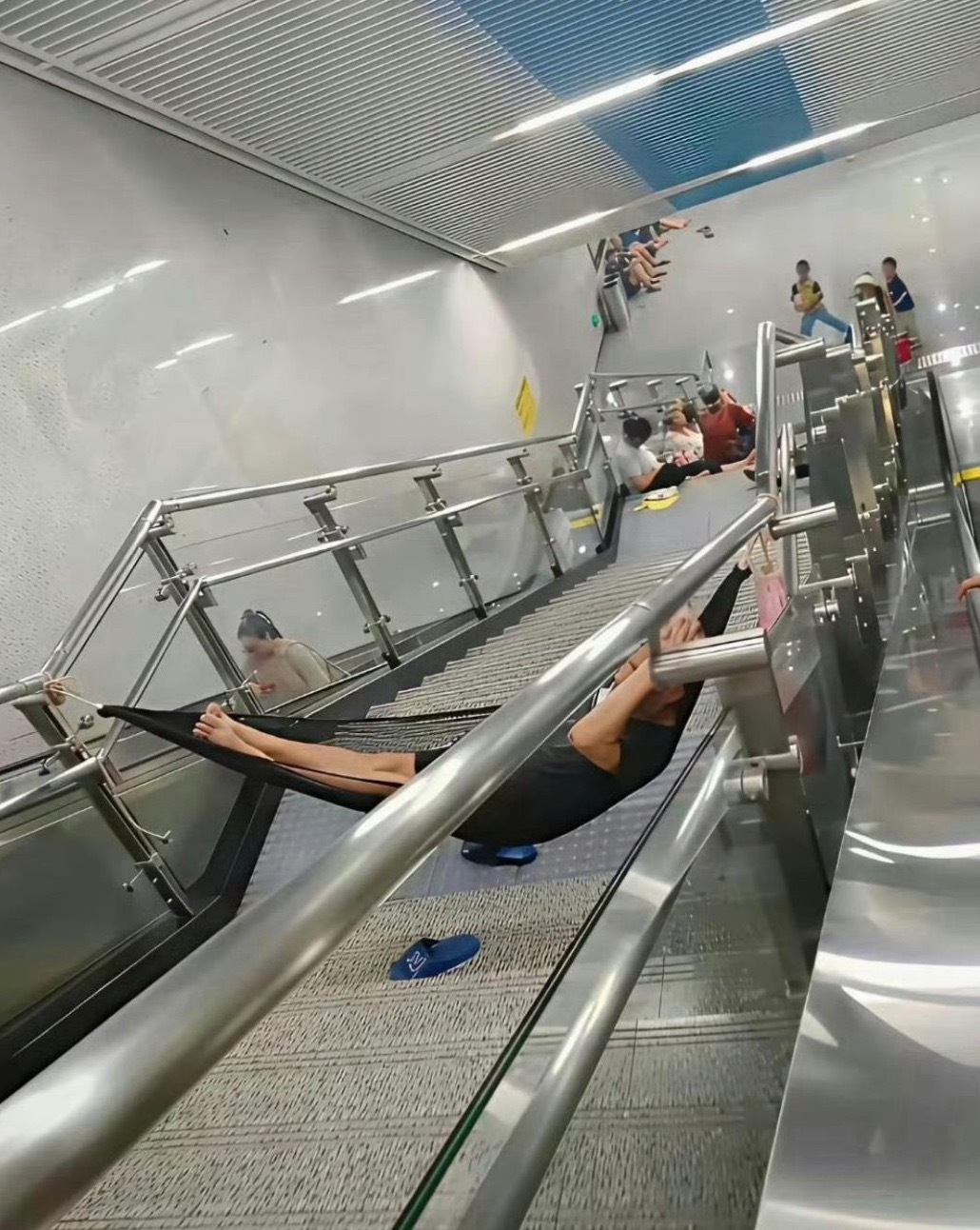地铁里这样蹭空调就过分了吧 