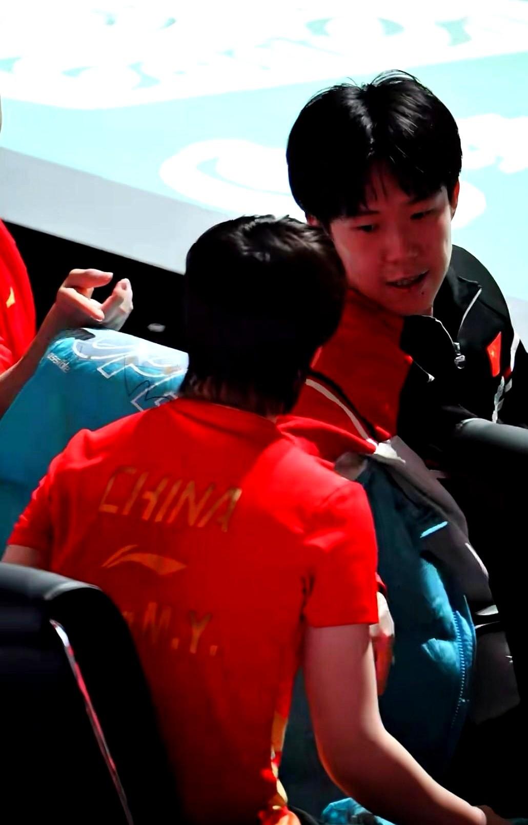 头哥说裤子都在这一堆

曼昱比赛后找裤子，按头哥提示翻出一条穿上，却发现裤子太大