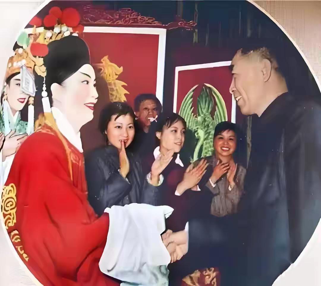 人民的好总理，一生为人民！周总理的音容笑貌祥让人格外亲近，每每看到您瘦弱的身体仍