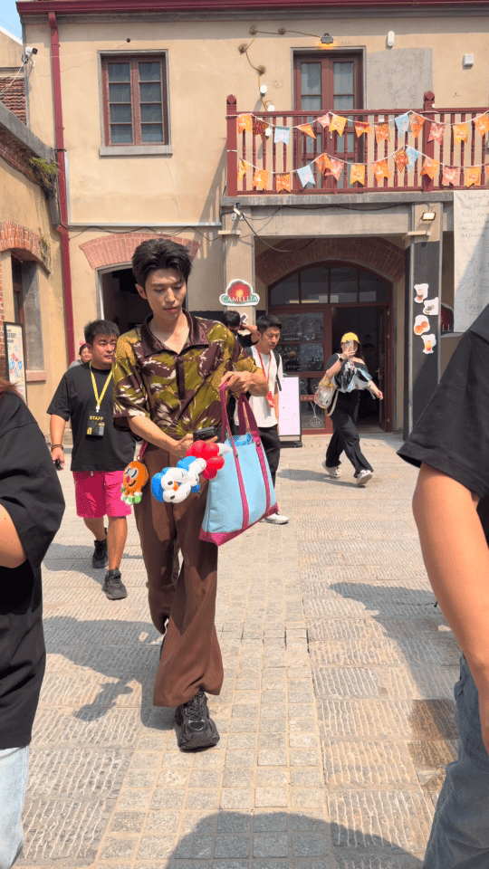 赵小童逛里院喜剧节走哪送哪在里院转角偶遇赵小童赵小童[超话]  里院喜剧节藏着意