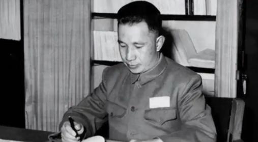 1950年，李克农眼里布满红血丝，双手止不住发抖，快步冲到粟裕跟前，声音发颤：“