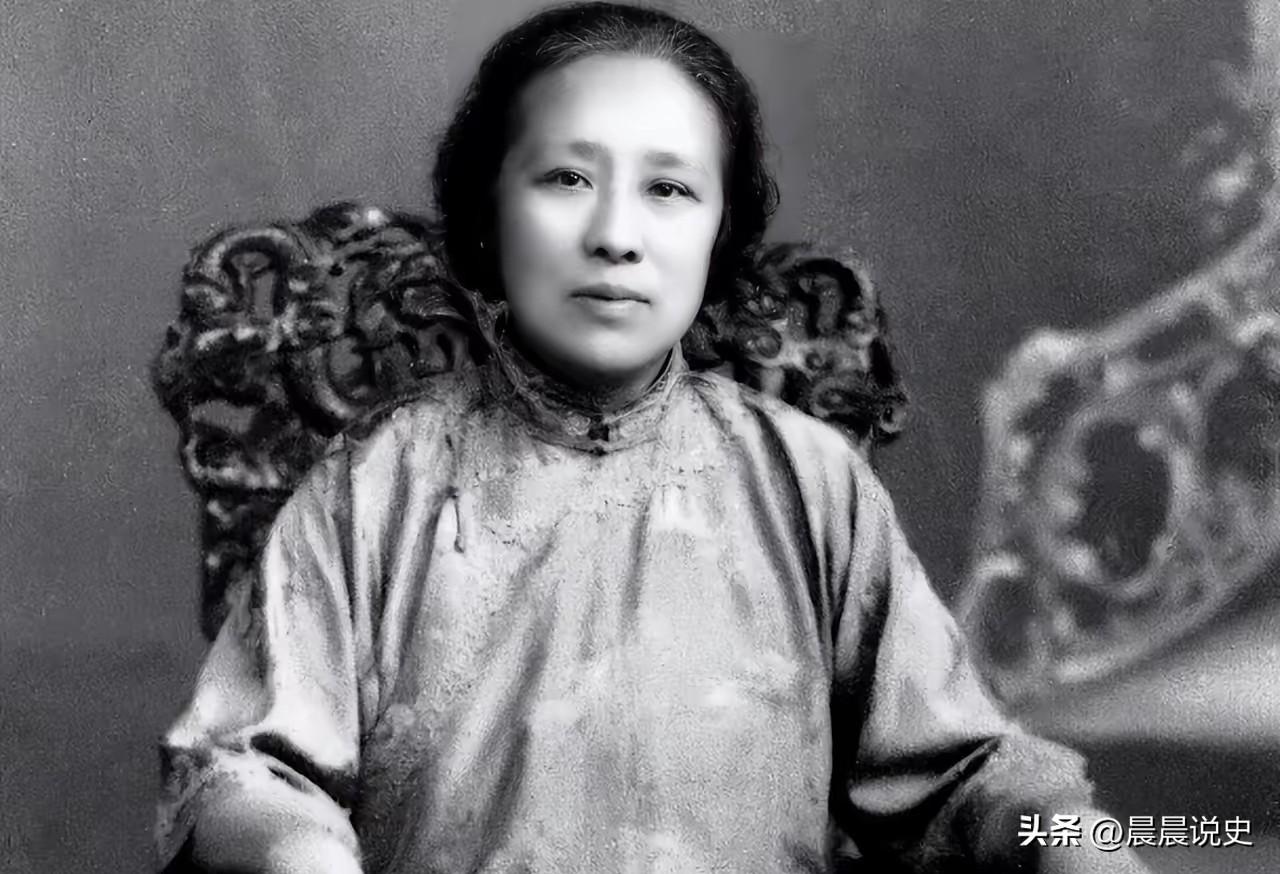 这个女人，蒋介石不敢动她，汪精卫见了绕道走。她一巴掌扇过汪精卫老婆，一句话骂得蒋
