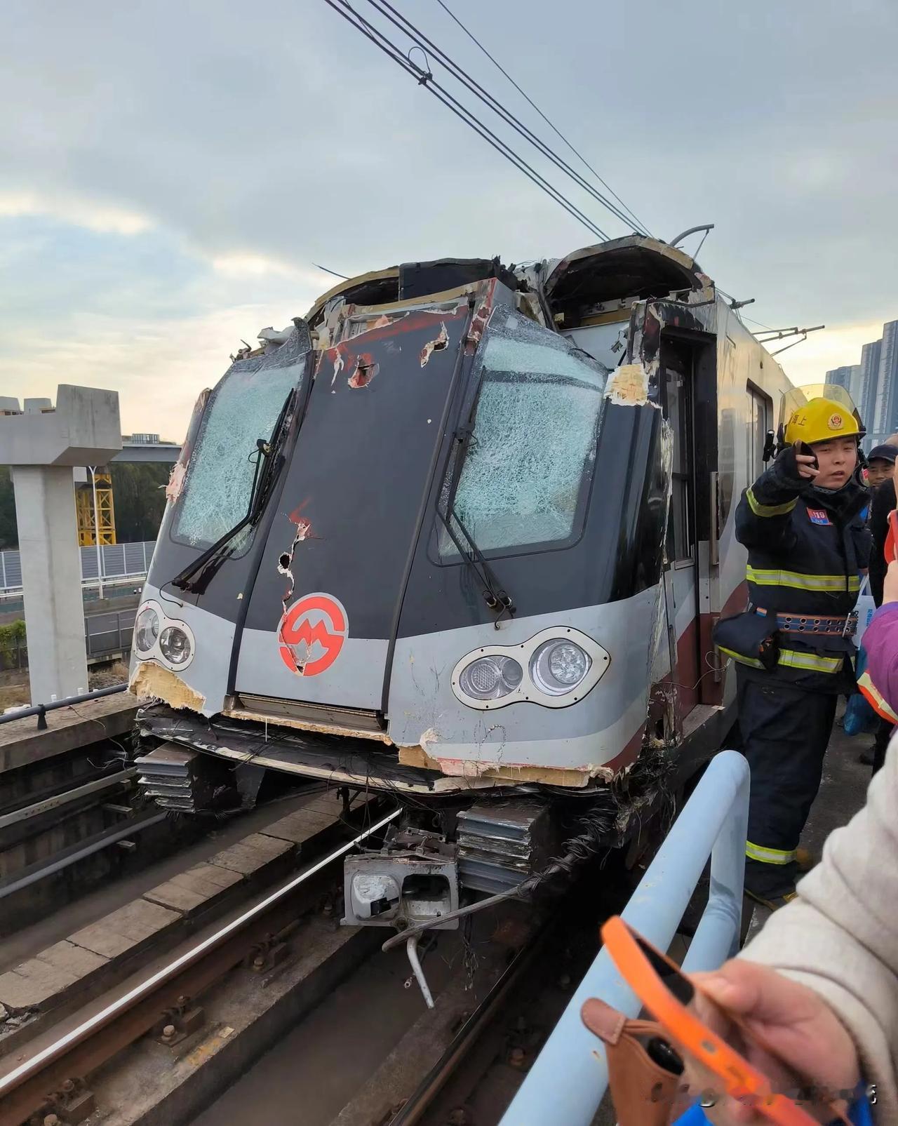 坐个地铁，居然被砸了