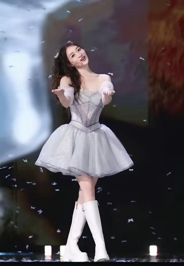 李小冉回应《心您便我贴》热议，说，你知道我好难。我50了，我根本记不住歌词和动作