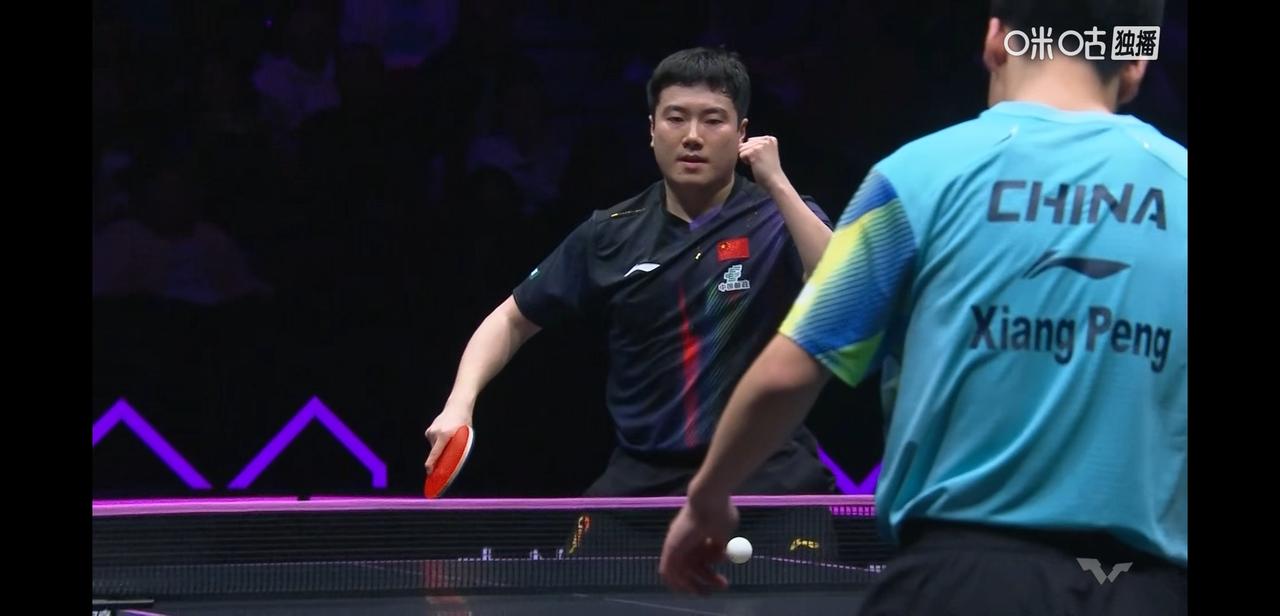 重庆冠军赛男单1/16决赛，
国乒内战梁靖崑对战向鹏。
今天梁靖昆是以大比分3：