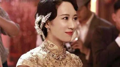 1924年的上海，黄浦江边的风每天都带着三股味道：洋人的雪茄、码头的鱼腥，还有租