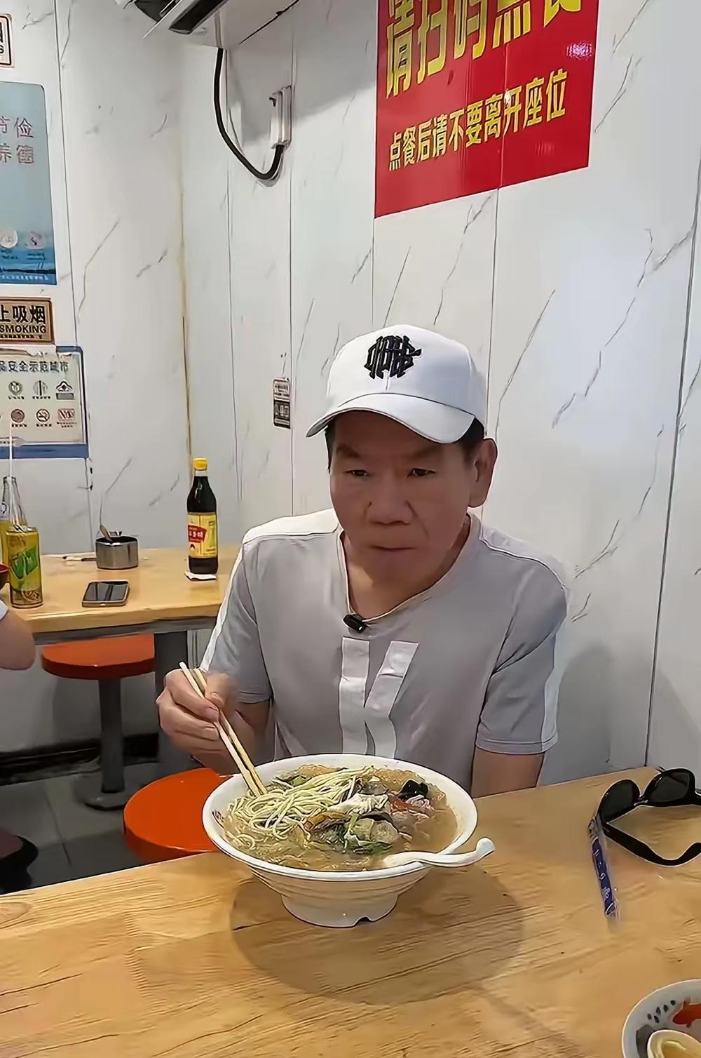 这么有名气的明星，居然也在这种小店里吃几块钱一碗的面啊。
我以前总觉得明星每天肯