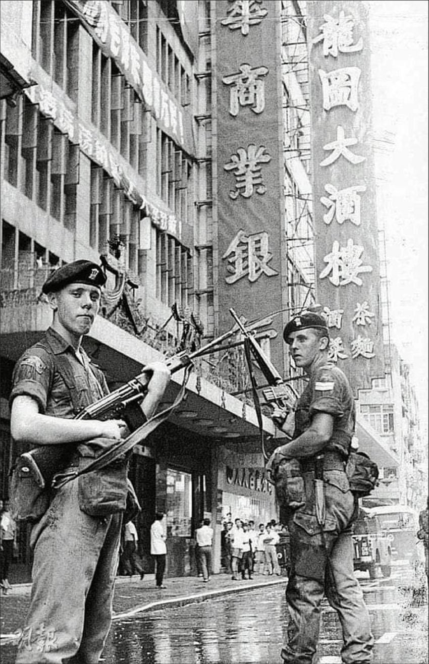 飞扬军事 1967年六七暴动期间，驻港英军手持AR-15自动步枪在香港街头巡逻烽