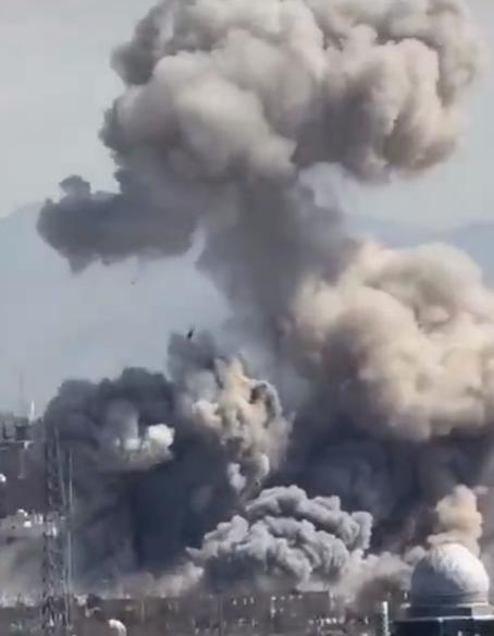 现在中东都打成啥样了，美国以色列狂炸德黑兰市中心，一枚接一枚重型航空炸弹往下砸炸