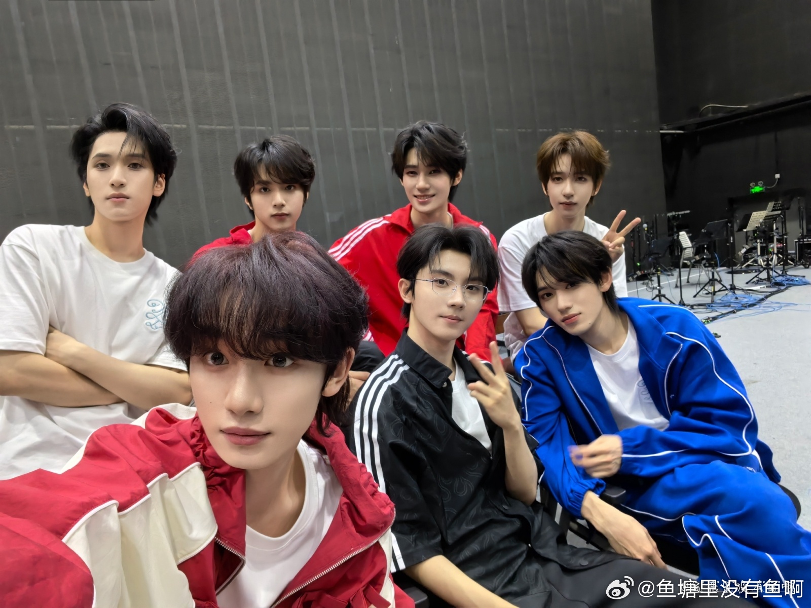 时代少年团我们总是喜欢在夏天讨论永远🍿️🍿️🖤💛🖤💛晚风轻柔星光明亮
