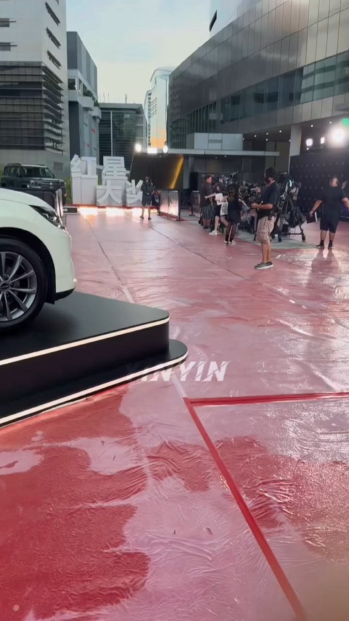 新加坡红星大奖红毯彩排主持人：让我们欢迎人气演员歌手罗云熙期待明天罗云熙红毯，燥