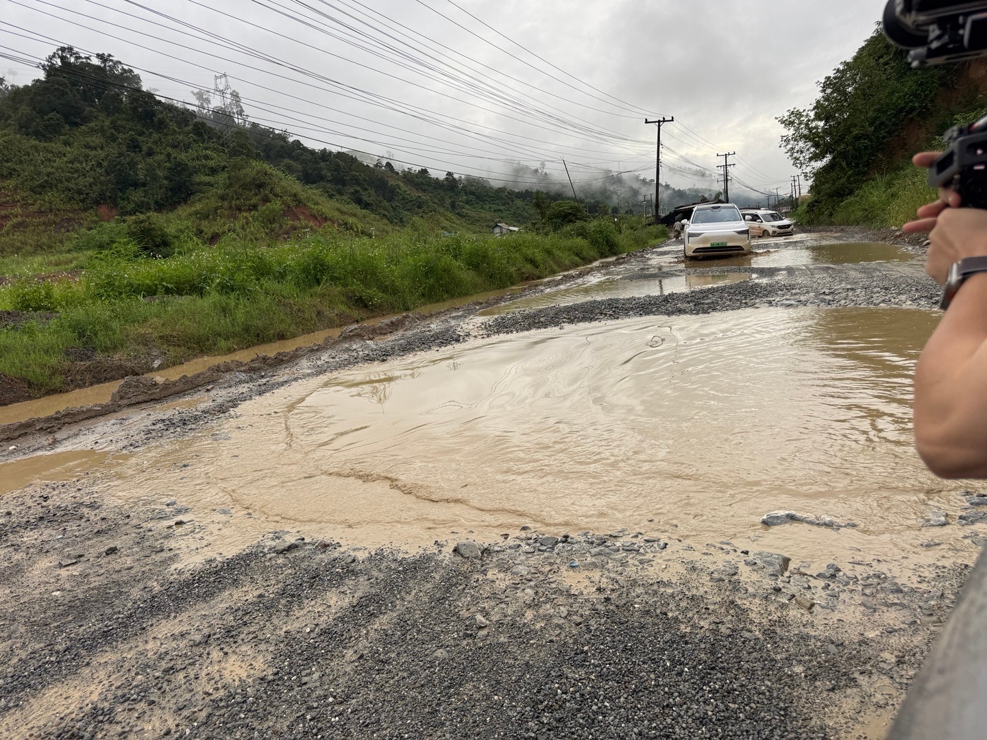 老挝遭遇洪水过后…全路段路况更烂，全是积水普通轿车已经过不去了虽然积水看着不深，