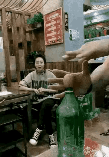 好奇心驱使下，老婆上当中蛊！
一家烧烤店老板在没有客人的情况下，老板娘正在嗑瓜子