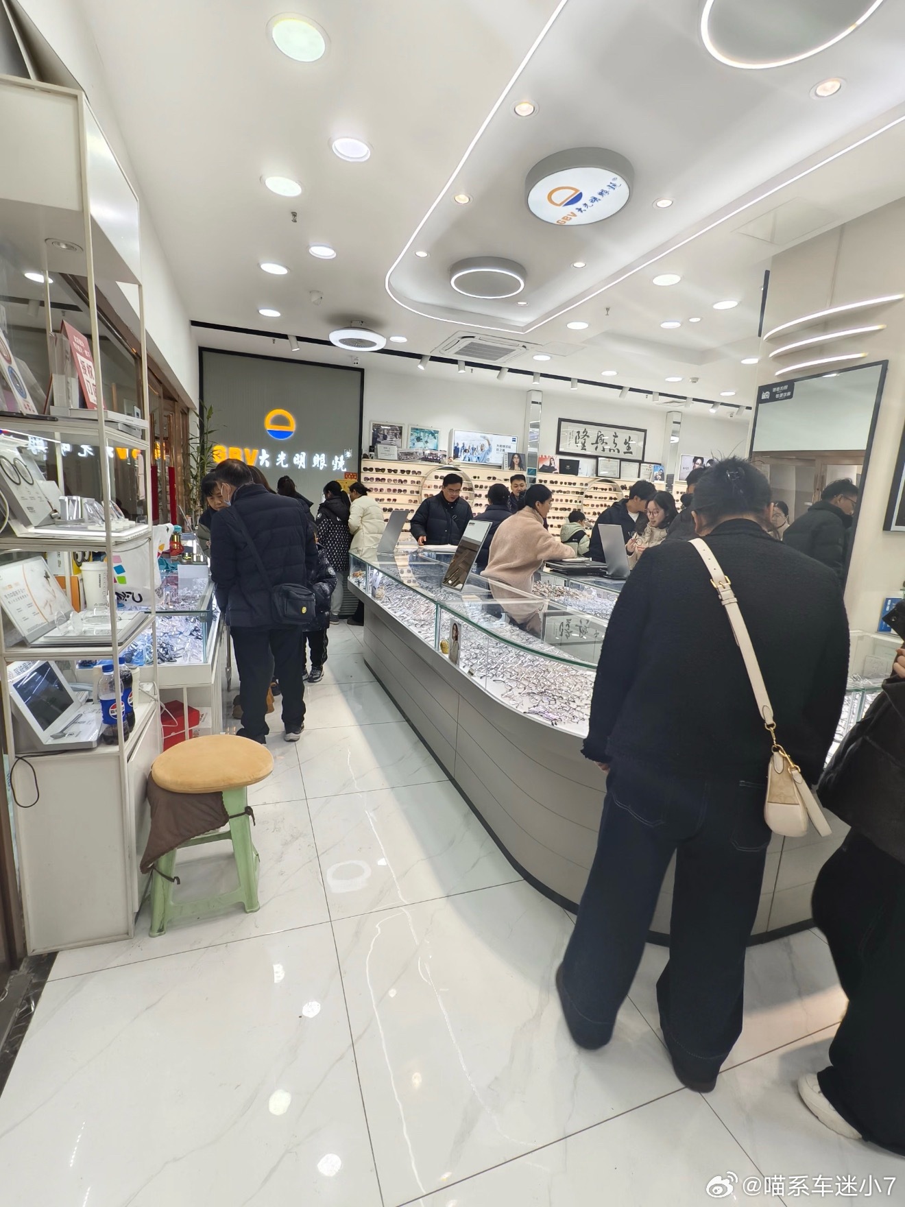 进价15元镜片竟卖799元我说现在遍地都是眼镜店……总结出来了：低频刚需、信息差