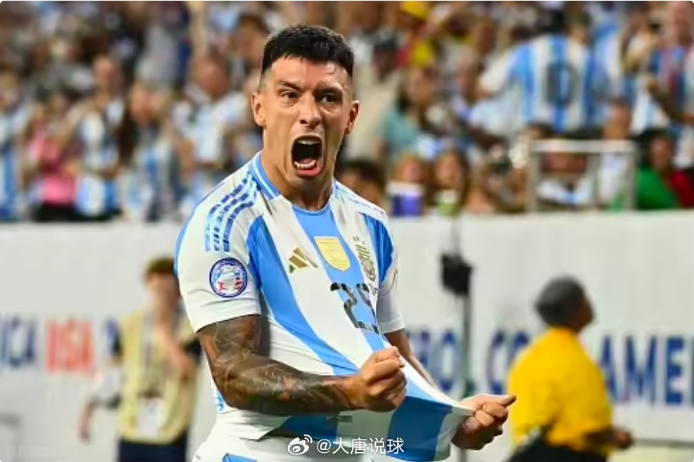 利马：阿根廷队的兄弟情超越足球，梅西的冷静无人能及曼联后卫利桑德罗·马丁内斯近日