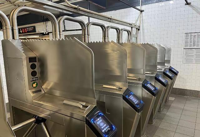 坐个地铁而已，搞的跟越狱一样。

这就是美国式文明。

纽约地铁的新款地铁闸机，