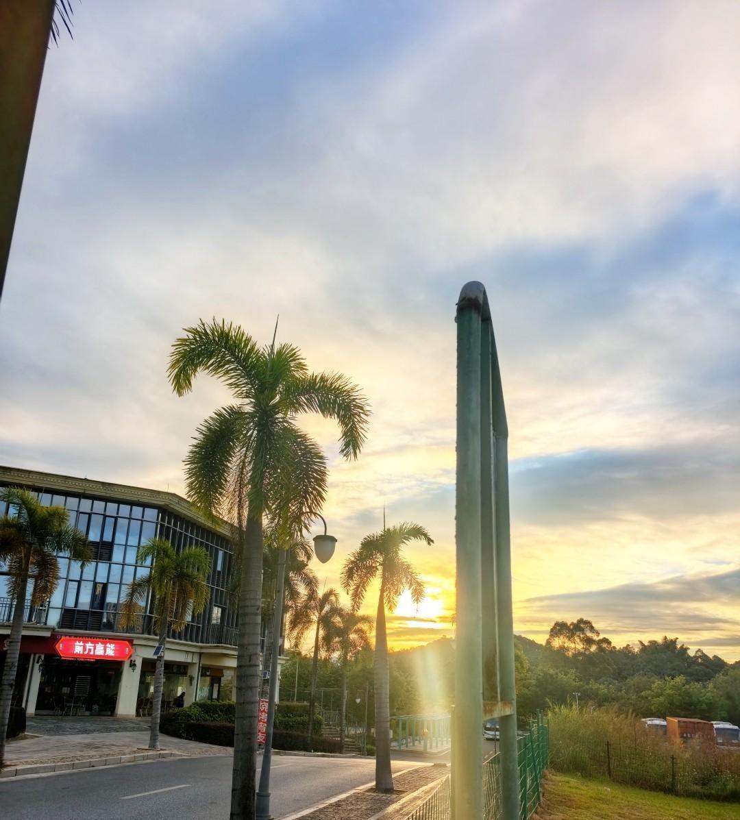 刷到清华那份报告，68%的人看到频繁晒年终奖、奢侈品、娃成绩就皱眉。
评论区一水