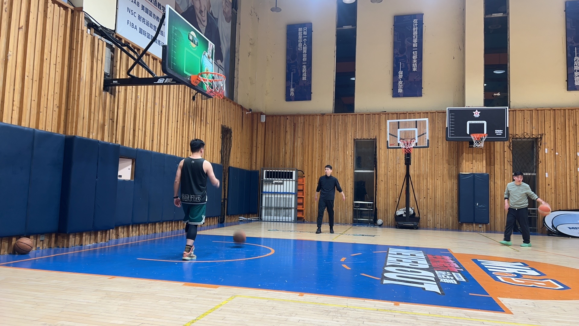 明天学生开学，今天球场难得这么安静，都是大叔在一起打养生球。 南京·世茂滨江新城