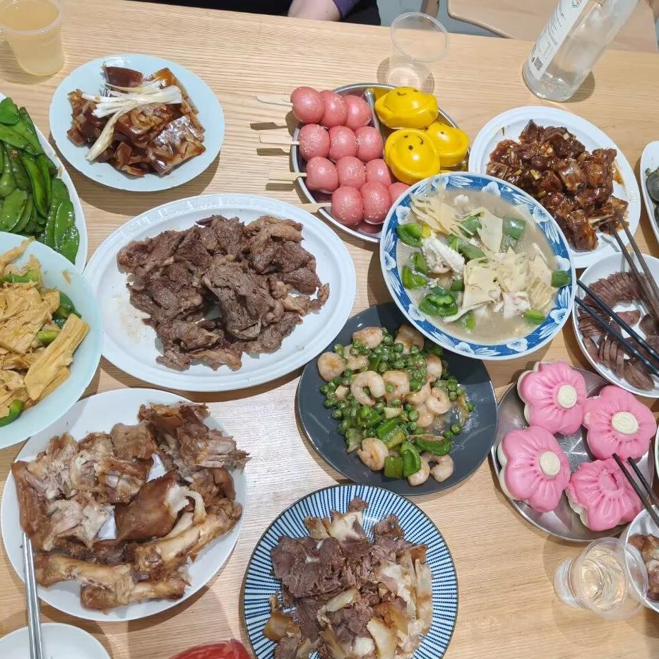 大学生发文吐槽自己父母：
才53岁连高铁票都不会买，
看到评论区的话现实又扎心。