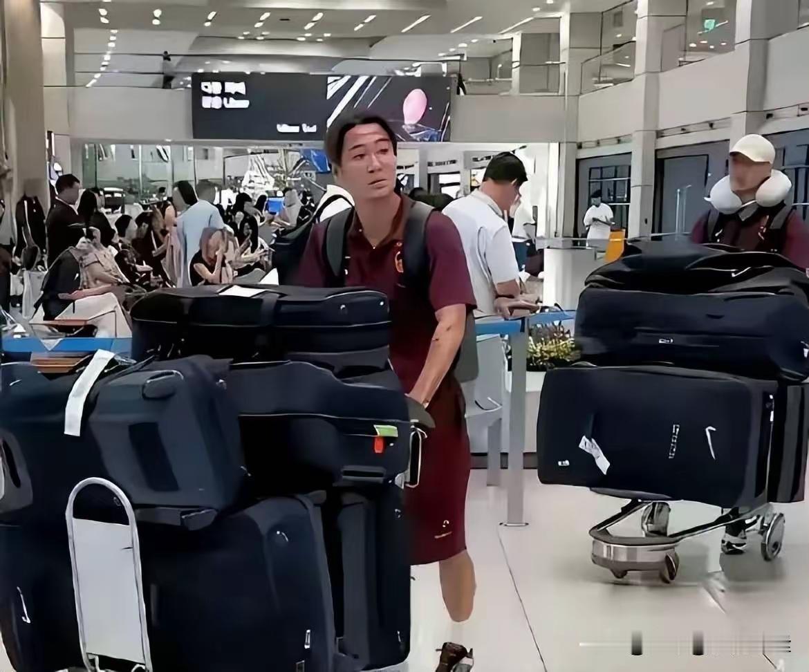 现在终于知道国足为什么这么差了。参加个亚洲杯，东亚杯，大包小包堆成山。你看看最近