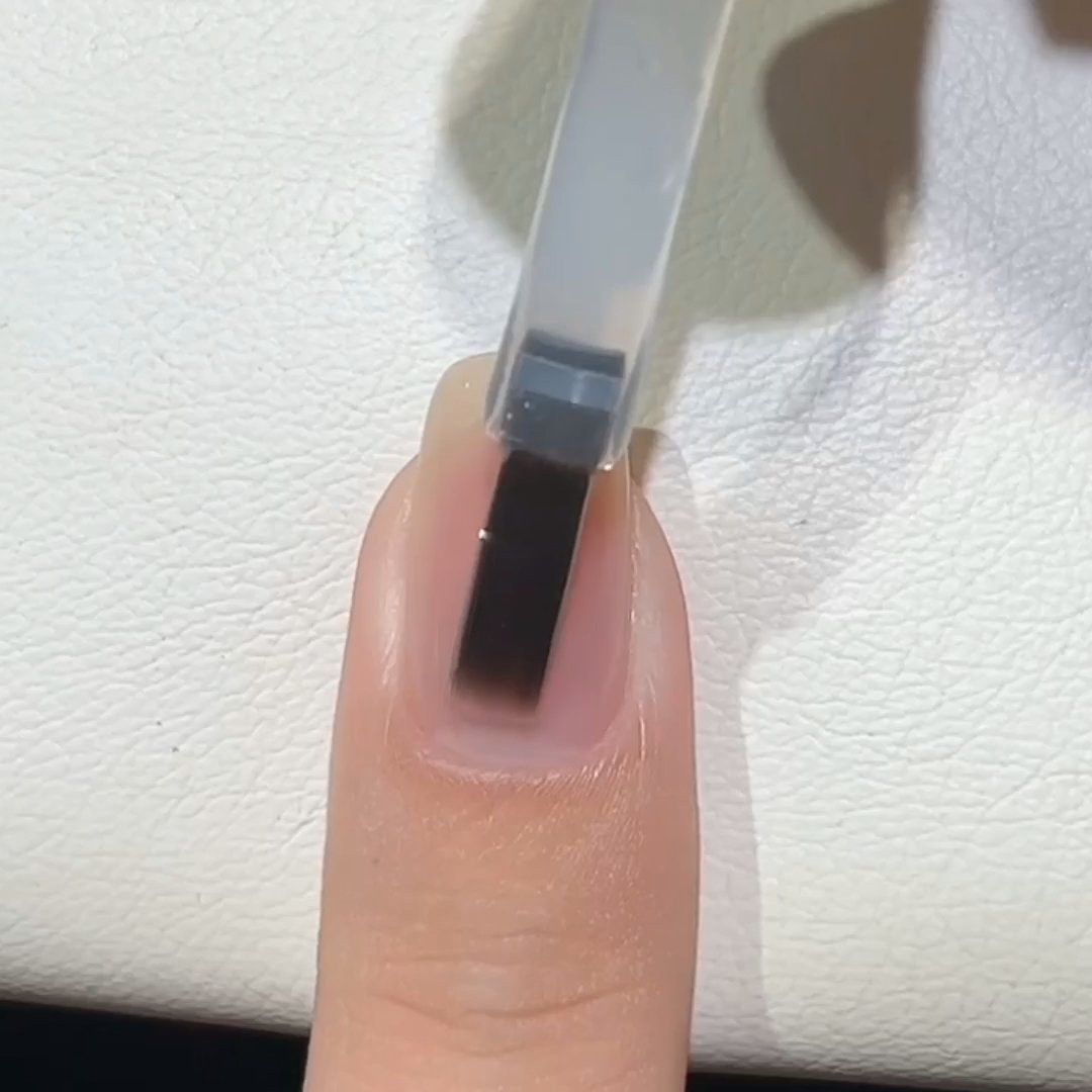 夏季显白简约纯欲粉白晕染美甲，上手瞬间美到窒息！粉白渐晕染像夏日清晨的薄雾，又软