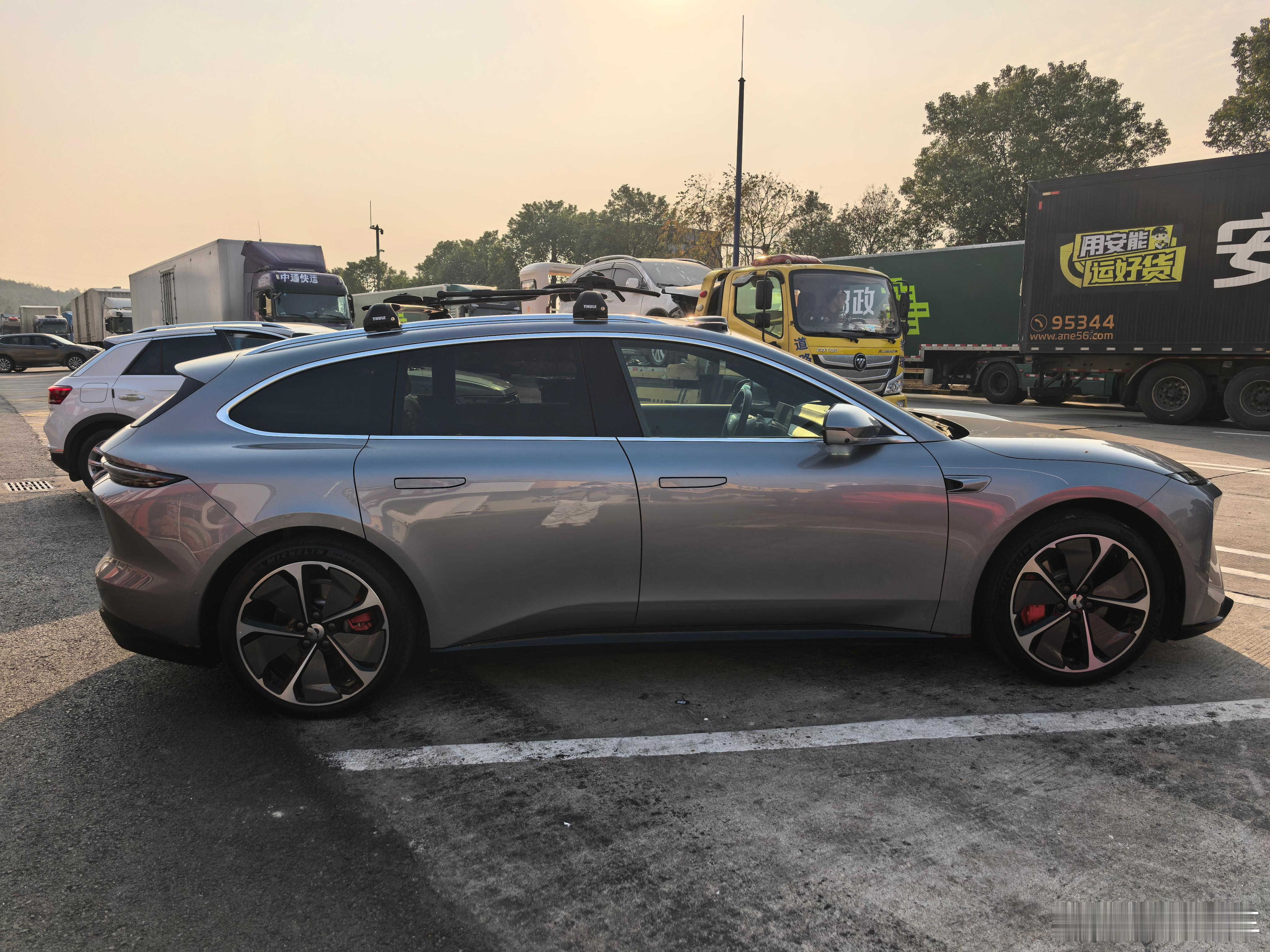 到南城服务区啦，距离杭州还剩563公里，先在服务区吃点饭垫吧垫吧，服务区这饭看着