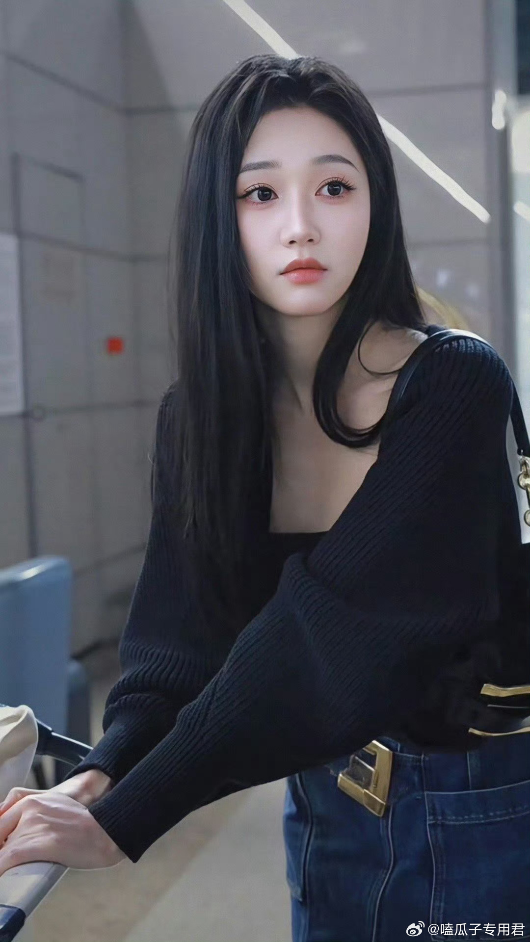 岳雨婷 人在巴黎缺席看秀短剧演员岳雨婷原定于今日出席巴黎时装周BALMAIN大秀