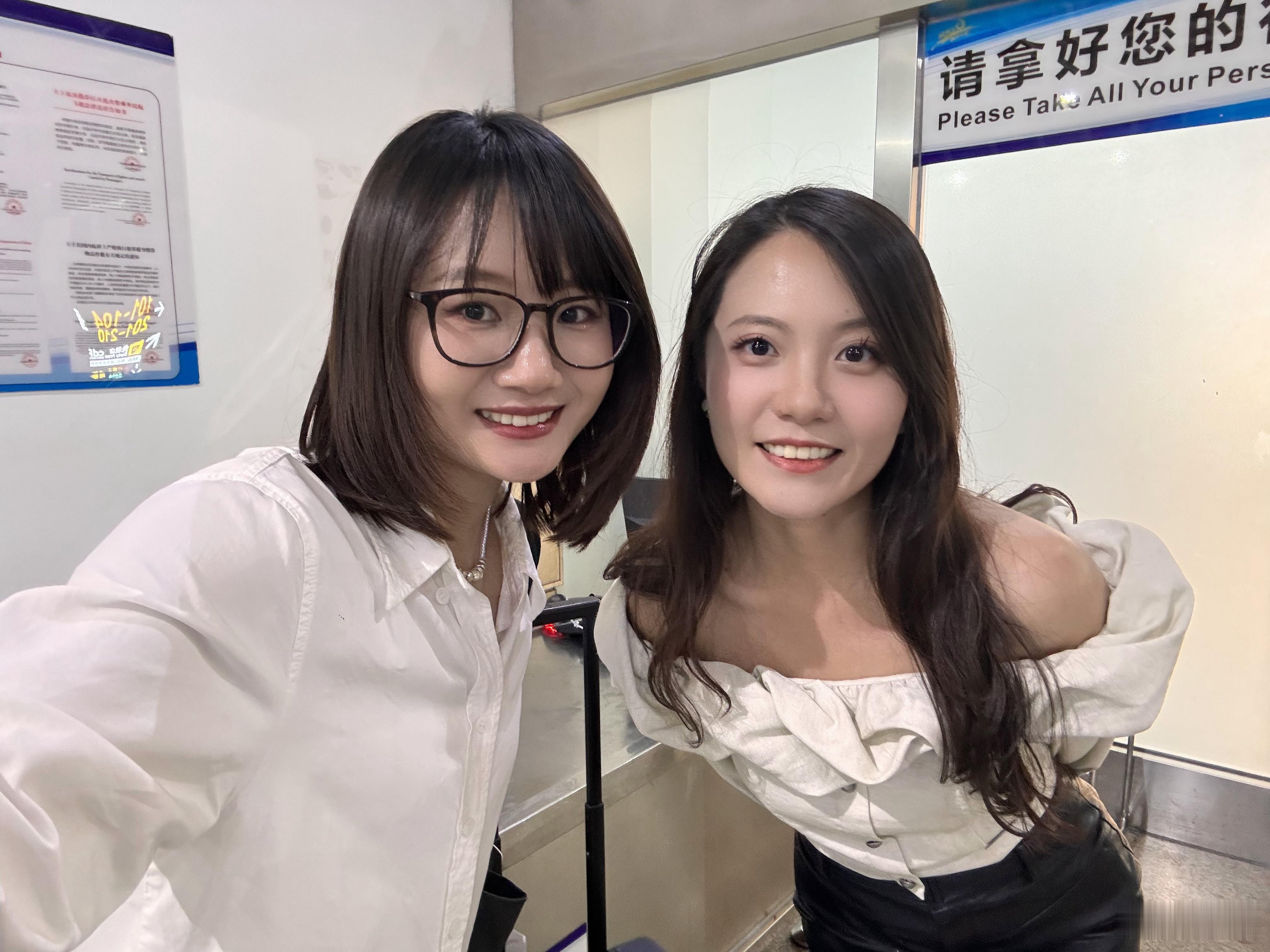 在三亚机场安检遇到老师，我跟她说我可崇拜她了，从小看她微博长大[努力]  ​​​