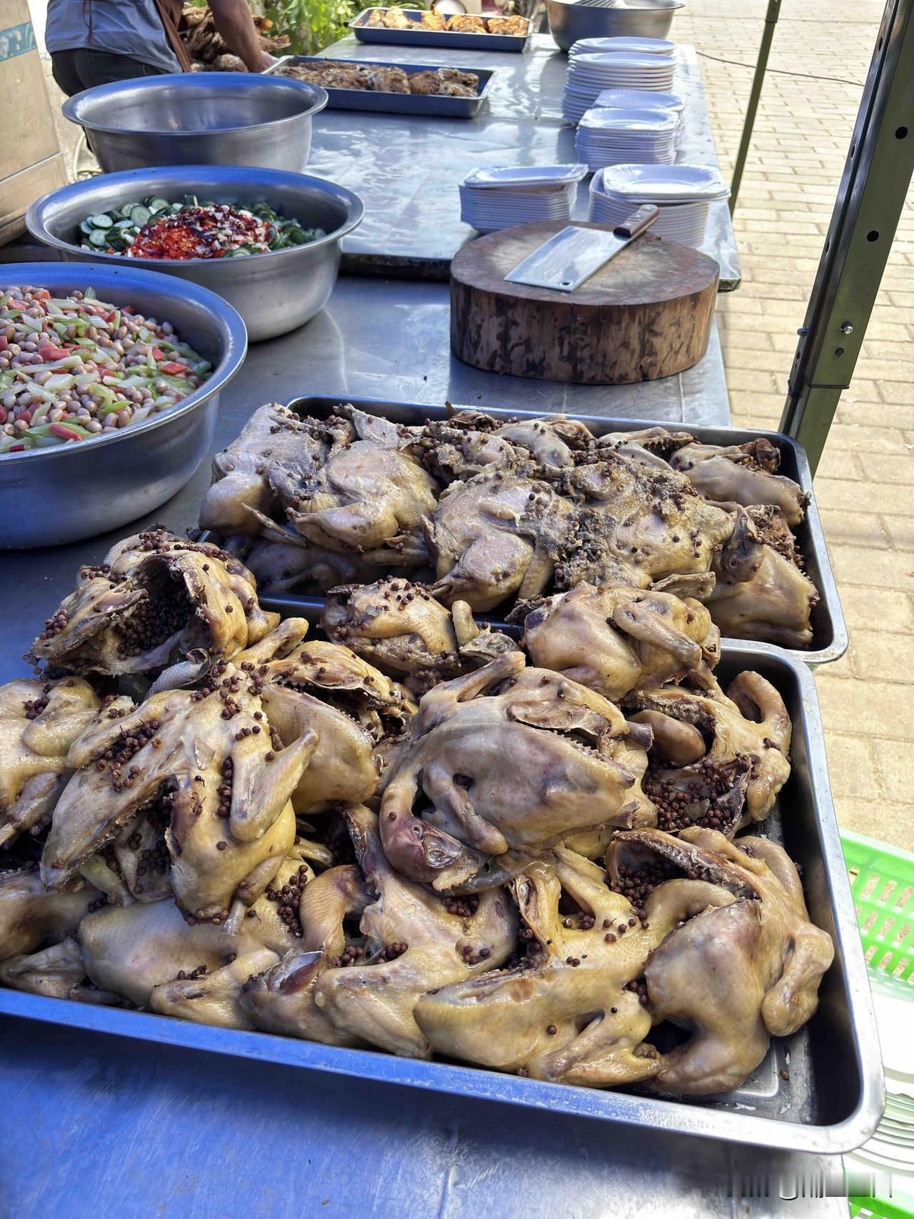 蓝田农村宴席上，同样的一桌菜，比城里饭店能便宜一半吧？农村的菜比较新鲜，有人会说