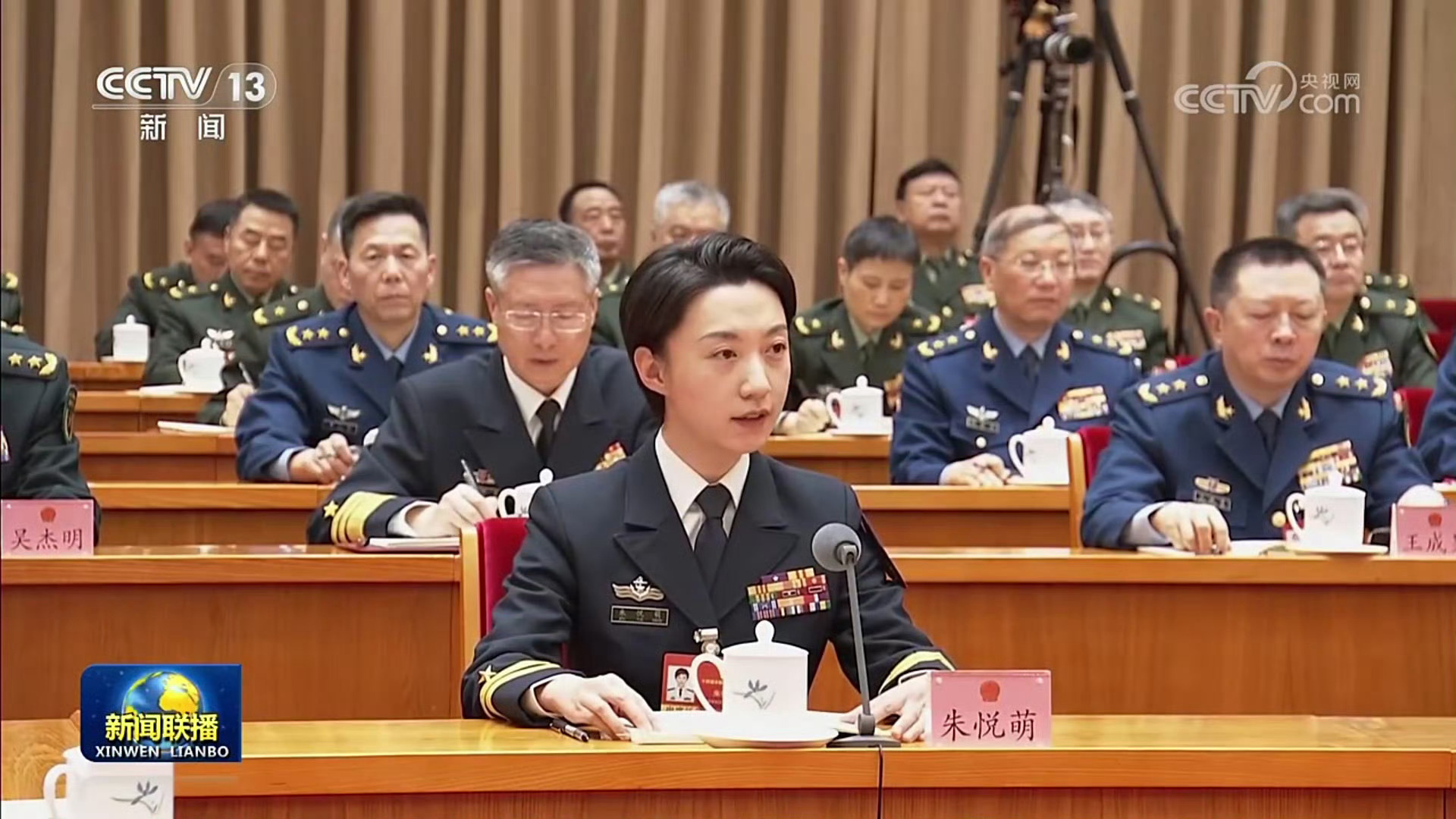 解放军和武警部队代表团。网络名人赞两会