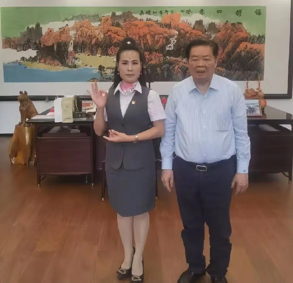 曹德旺在办公室与一位来访女粉丝的一张留影，曹德旺是国内极具分量的实业家与慈善家，